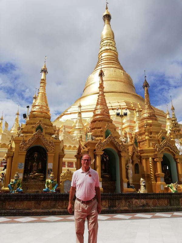 Matti Heinonen pagodin edessä